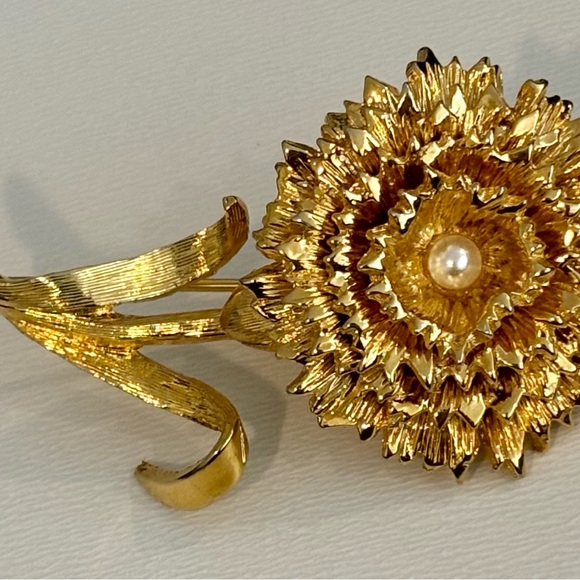 Stunning Vintage Dimensional Carnation Flower Brooch with Cultured Pearl - Picture 3 of 7